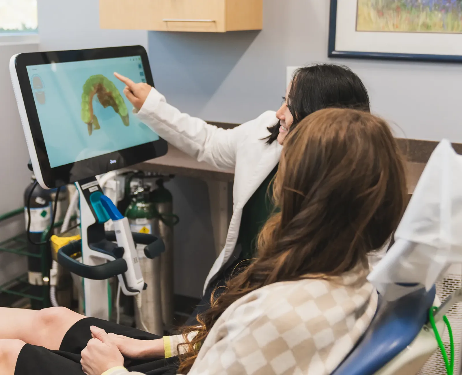 A Valencia Aesthetic Dentistry dentist reviewing a 3D scan with a patient